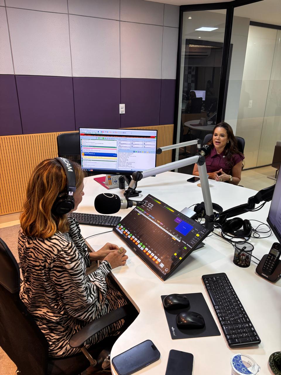 Danielle Arruda durante entrevista em estúdio de rádio